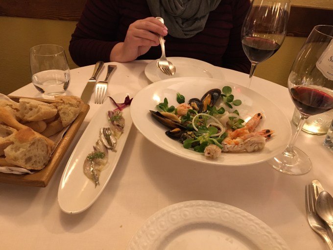 un-piatto-di-pesci-della-griglia