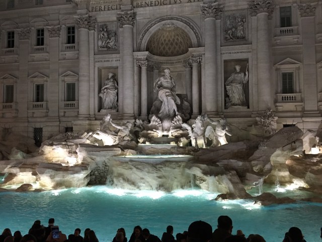 Fontana di Trevi alla sera