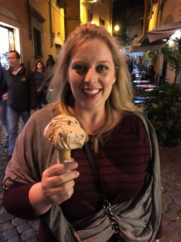 Una donna felice con gelato